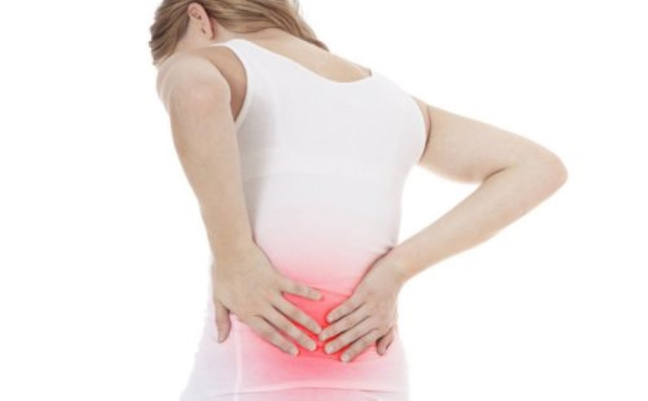 Có nhiều lý do tiềm ẩn khiến phụ nữ cảm thấy khó chịu ở lưng dưới. (Ảnh minh họa)