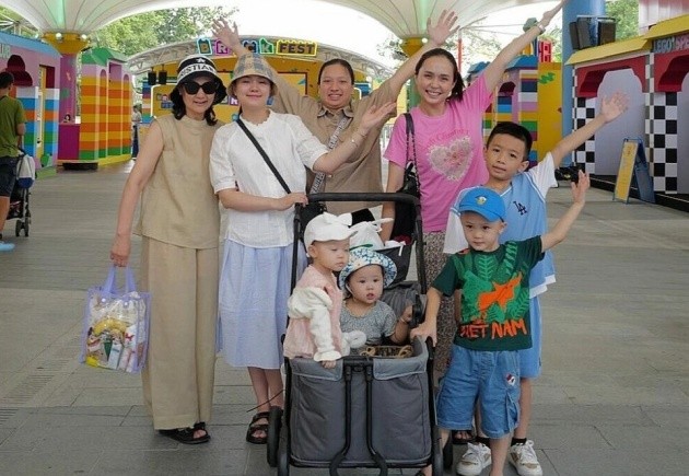 Gia đình Duy Mạnh, Văn Quyết sang Malaysia (Ảnh: Facebook Quỳnh Anh).