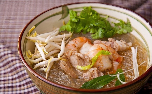 Nếu bạn muốn đổi vị thay vì những món tôm quen thuộc, tôm nấu miến là lựa chọn lý tưởng để thử cho bữa sáng hoặc bữa tối của cả gia đình.