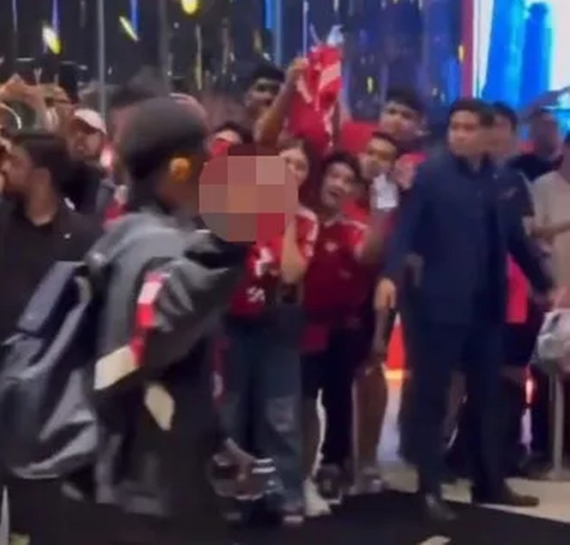Amad Diallo giơ ngón tay thối khi người hâm mộ hô vang tên anh.