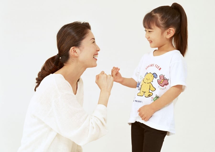 Tiền bạc đóng vai trò quan trọng trong cuộc sống, nhưng nếu cha mẹ khiến con trẻ tin rằng mọi vấn đề đều có thể giải quyết bằng tiền, chúng sẽ dần phát triển tư duy vật chất hóa, kể cả với các mối quan hệ gia đình.