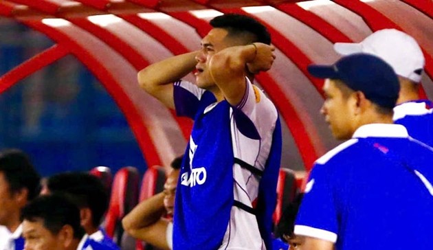 Tiến Linh ngồi ngoài ở trận đấu với Công An Hà Nội.