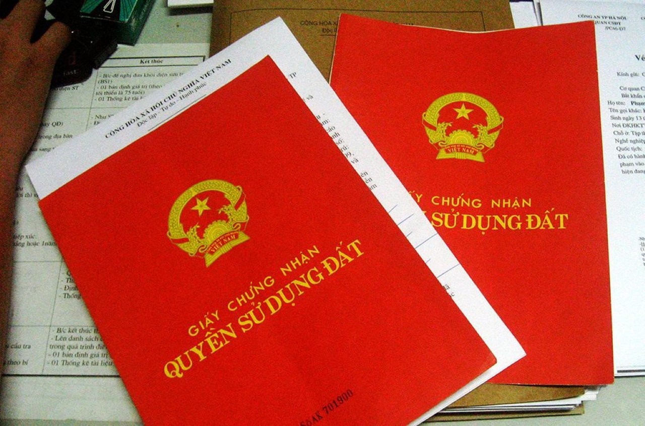 Dù đã công chứng hợp đồng mua bán nhà đất, nhưng không ít trường hợp người mua vẫn không thể sang tên sổ đỏ . (Ảnh minh họa)