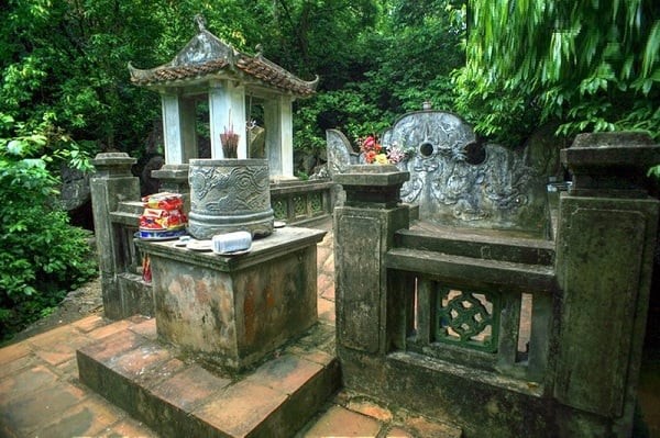 Khi nhắc đến lăng mộ vua Đinh Tiên Hoàng, người ta không chỉ nghĩ đến một di tích lịch sử đơn thuần mà còn là nơi lưu giữ những huyền thoại chưa có lời giải đáp