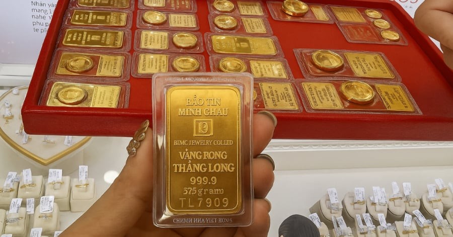 Giá vàng nhẫn và vàng miếng trong nước sáng nay đồng loạt tăng mạnh, phản ánh xu hướng tăng của thị trường thế giới.