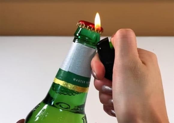 Nắp chai bia được đóng kín nhằm tạo ra sự chênh lệch áp suất giữa bên trong và bên ngoài, khiến việc mở nắp trở nên khó khăn.