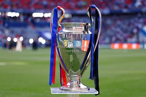 Chiếc cúp tai voi - phần thưởng dành cho đội thắng cuộc ở trận chung kết Champions League mùa giải năm nay đã xuất hiện tại sân vận động Allianz Arena (Đức).