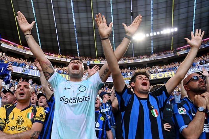 Phía bên kia chiến tuyến, các cổ động viên Inter Milan cũng không hề kém cạnh. Đại diện nước Ý đã thể hiện được sự bản lĩnh và đẳng cấp để đặt chân vào vòng chung kết. Và với sự cổ vũ cuồng nhiệt từ phía NHM, họ sẽ làm mọi cách để giành chiến thắng.