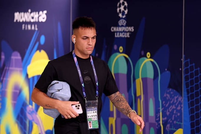 Lautaro Martinez bước ra sân để chào NHM cũng như chuẩn bị khởi động.