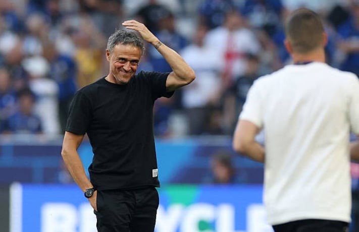 HLV Luis Enrique bên phía PSG vẫy tay chào các fan PSG. Ông đang nhận được sự yêu mến rất lớn sau khi giúp Gã khổng lồ nước Pháp đứng trước thời khắc lịch sử. 