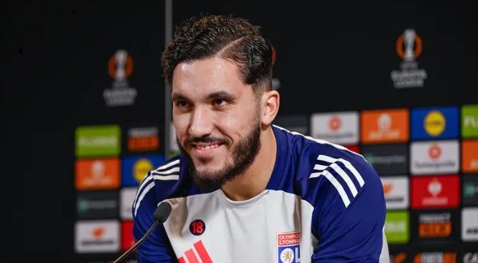 Rayan Cherki được Man City săn đón.