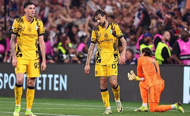 Hàng phòng ngự Inter Milan bất lực trước PSG.