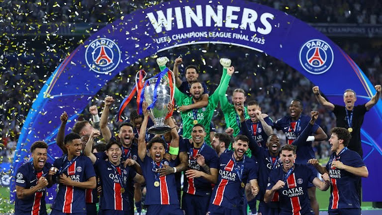 PSG vừa đăng quang C1.