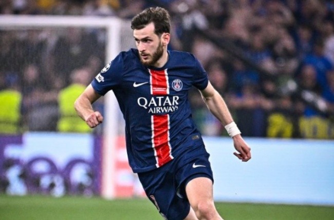 Khvicha Kvaratskhelia trong màu áo PSG.