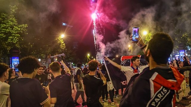 Người hâm mộ PSG bạo loạn.
