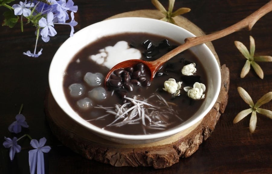 Rang đỗ trước khi nấu – một bước tưởng chừng nhỏ nhặt – lại chính là bí quyết nằm lòng của những người bán chè lâu năm. 