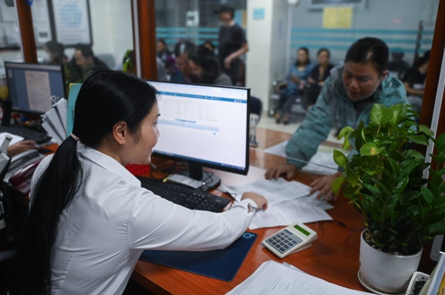 Theo luật BHXH 2014 (hiện còn hiệu lực đến hết ngày 30/6/2025), hồ sơ rút BHXH 1 lần gồm sổ BHXH bản chính và đơn đề nghị hưởng BHXH 1 lần theo mẫu 14-HSB.