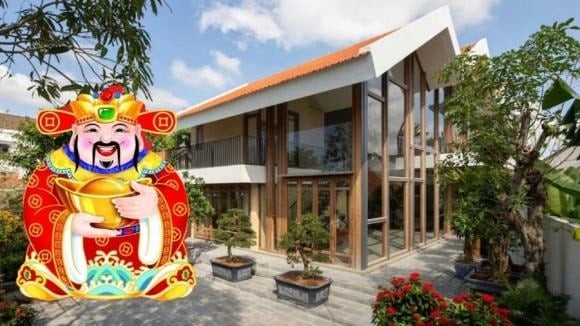 Căn nhà có cửa chính đón ánh sáng tự nhiên, không bị che khuất bởi cây cối hoặc các công trình cao tầng là một dấu hiệu phong thủy tốt.