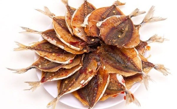 Những loại cá khô nhỏ như cá cơm, tôm khô… có thể ăn được cả xương, là nguồn canxi tự nhiên cực kỳ hiệu quả.