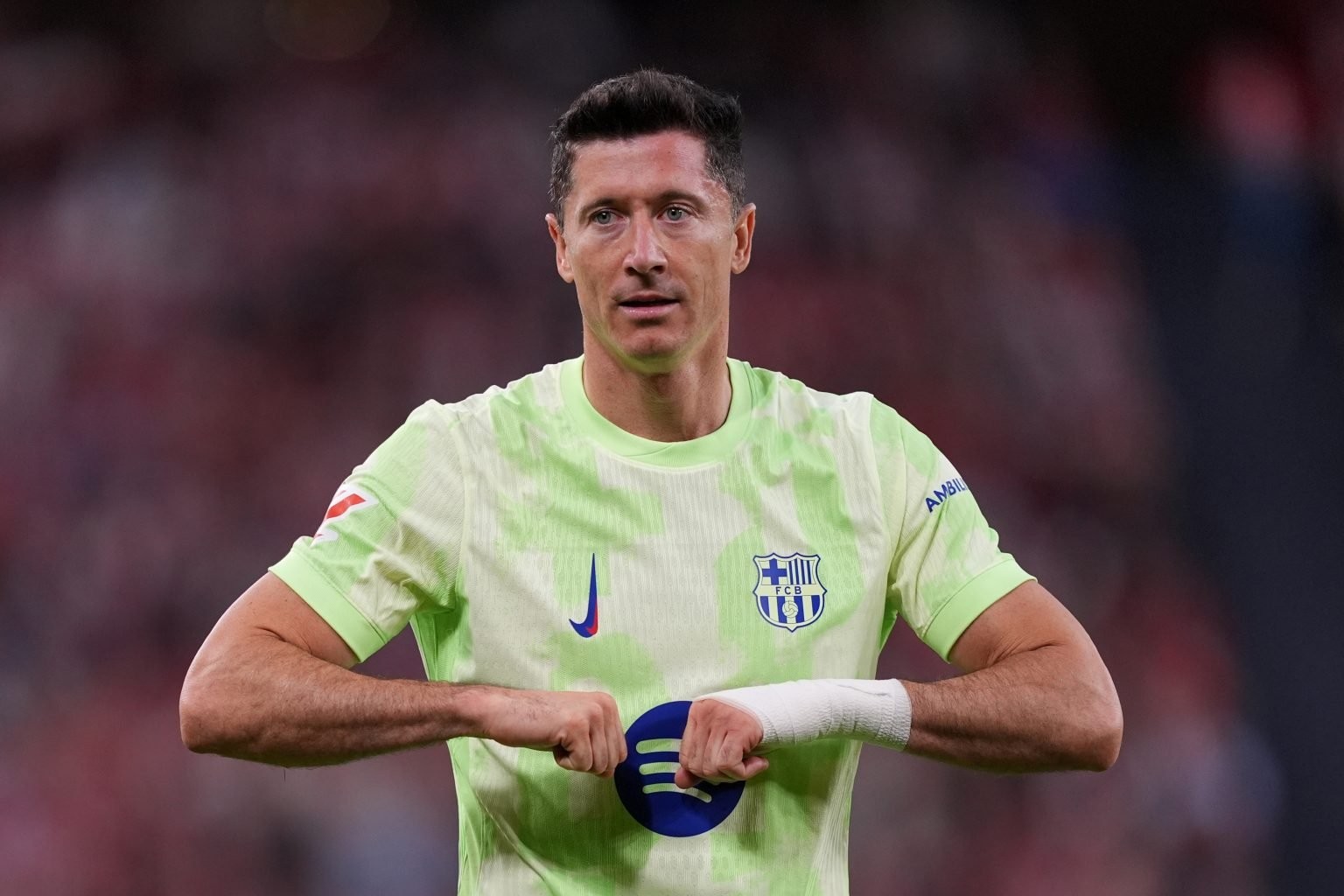 Lewandowski ở lại Barcelona.
