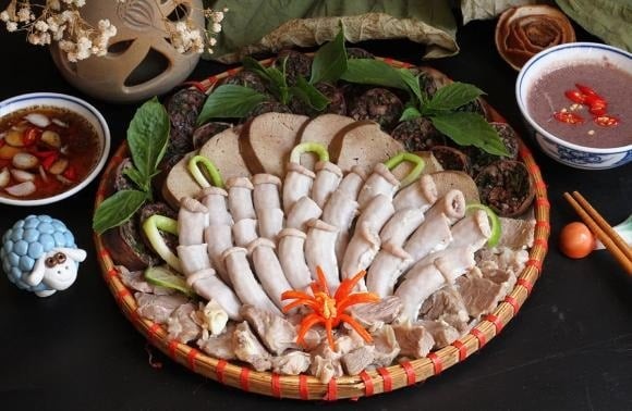 Thái lòng thành miếng vừa ăn, bày ra đĩa, có thể trang trí thêm với rau răm hoặc hành lá.