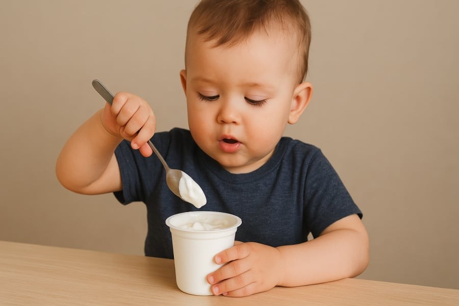 Sữa chua là món ăn vặt ngon miệng, cung cấp protein và vitamin D dồi dào, giúp xương và răng bé chắc khỏe