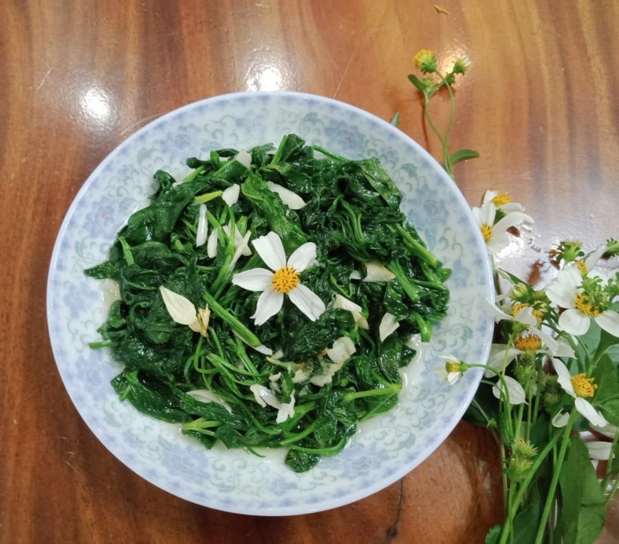 Phần lá và đọt non của xuyến chi có thể chế biến thành nhiều món ăn dân dã nhưng hấp dẫn: xào tỏi, luộc chấm mắm, nấu canh với tôm, nhúng lẩu hay trộn gỏi đều ngon khó cưỡng