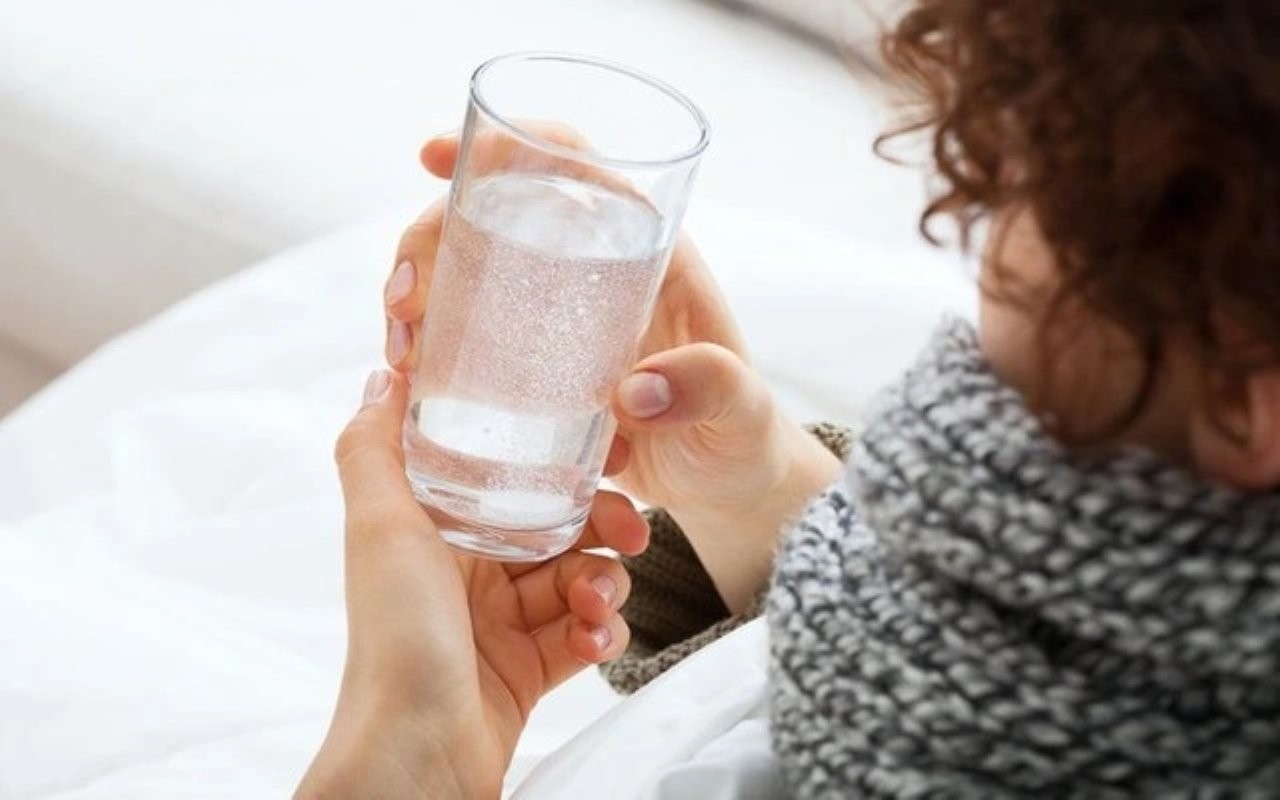 Sáng thức giấc hãy uống 1 ly nước để kích thích đường ruột. (Ảnh minh họa)