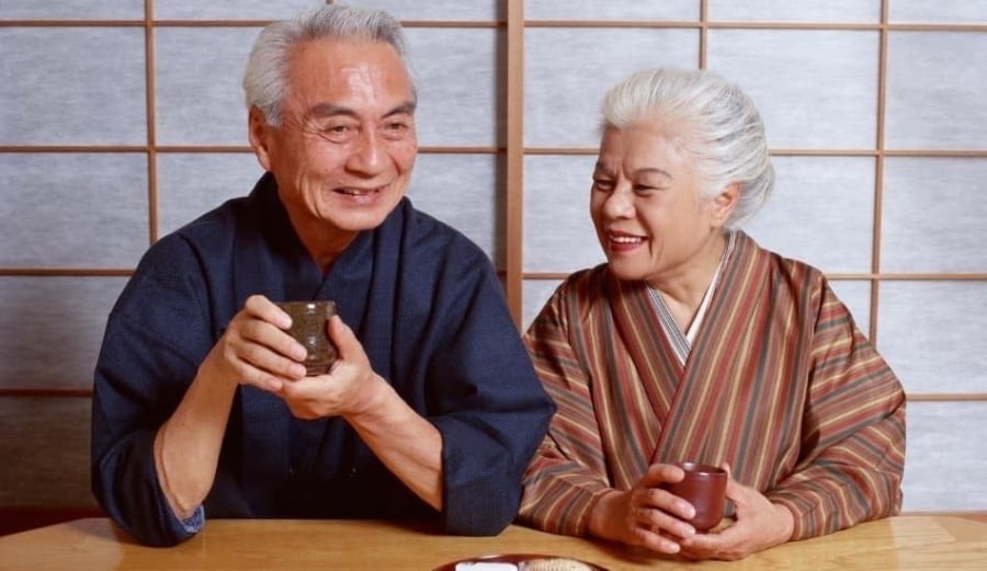 Tại một quán izakaya ở Osaka, ông Watanabe, 70 tuổi, cầm một miếng sashimi và nói: “Chúng tôi ăn cá không phải vì ngon mà để bảo vệ sức khỏe.”