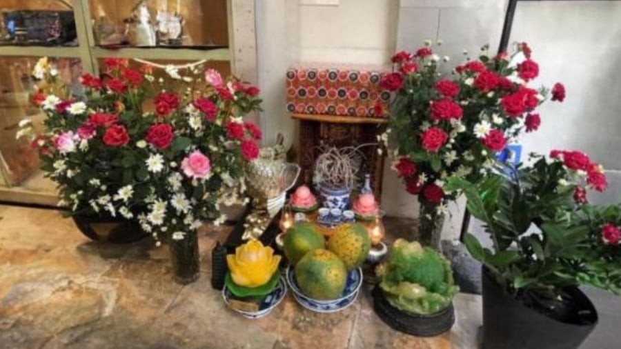 Hoa hồng đỏ mang màu sắc tươi tắn và chữ hoa hồng gợi may mắn nên nhiều người chọn