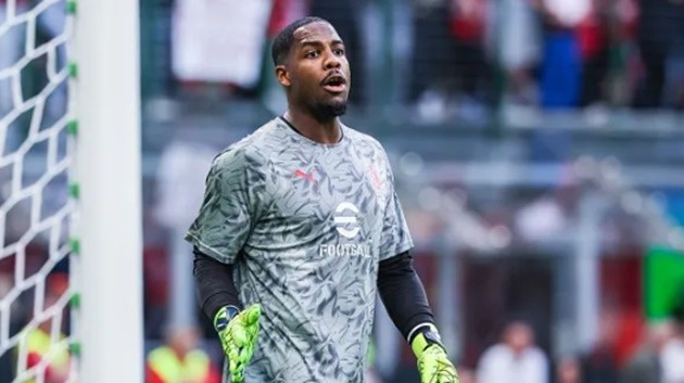 Mike Maignan đang trong tầm ngắm của Chelsea.