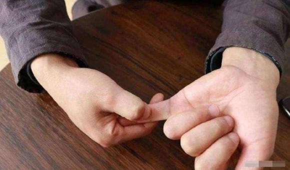 Tổ Tiên nói: ‘Ngón tay út vượt qua 3 tầng, về già chẳng lo cơm ăn áo mặc’, 3 tầng đó là gì?