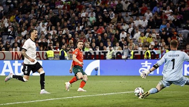 Stegen dù nỗ lực nhưng vẫn phải vào lưới nhặt bóng 2 lần.