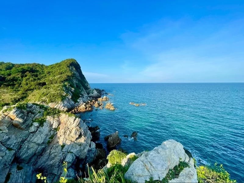 Không ồn ào, đông đúc như nhiều bãi biển khác, Quan Lạn chinh phục du khách bằng vẻ đẹp nguyên sơ, bãi cát trắng trải dài và sự thanh bình hiếm có