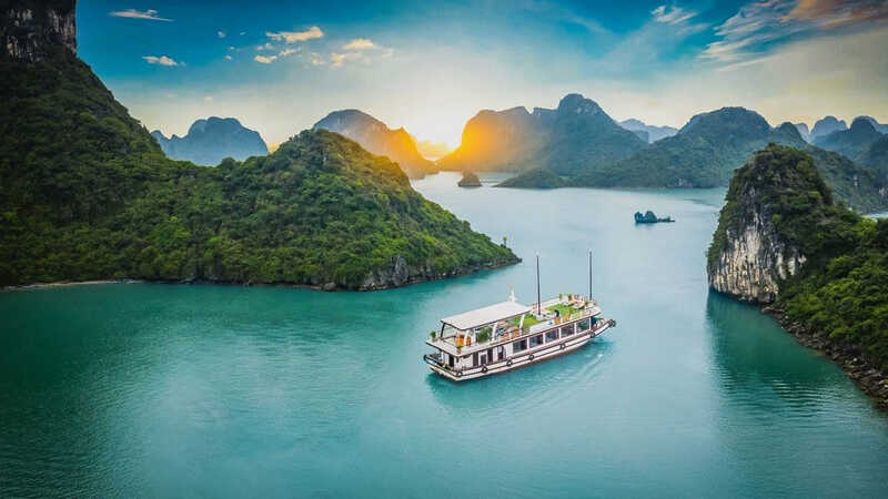 Cát Bà từ lâu đã nổi tiếng với vẻ đẹp hoang sơ, xanh mát và những bãi biển yên bình, lý tưởng cho kỳ nghỉ cuối tuần