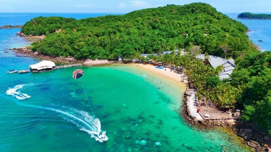Nghe đến Phú Quốc có thể khiến nhiều người nghĩ ngay đến chi phí cao, nhưng thật ra, nếu biết săn vé máy bay giá rẻ và lựa chọn thời gian phù hợp, bạn hoàn toàn có thể khám phá đảo ngọc chỉ với khoảng 3 triệu đồng.