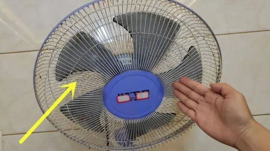 Bạn có thể xịt dung dịch làm sạch lên cánh và khung quạt rồi lấy túi nilon phủ lên quạt, bật quạt để các chất bẩn văng ra.
