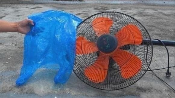 Nếu có, bạn cũng có thể thêm vài giọt dung dịch vệ sinh tạo mùi thơm dễ chịu cho quạt.