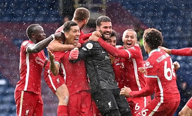 Alisson Becker và đồng đội ăn mừng bàn thắng.