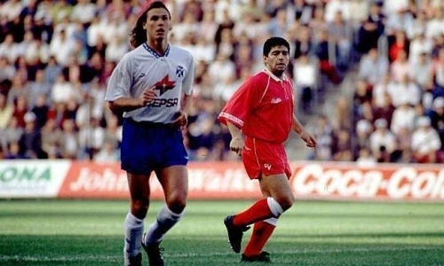 Redondo khi thi đấu cho Tenerife, đối đầu với huyền thoại Maradona