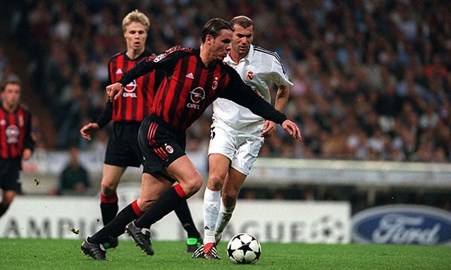 Trong màu áo AC Milan, Redondo đối đầu với đội bóng cũ Real Madrid