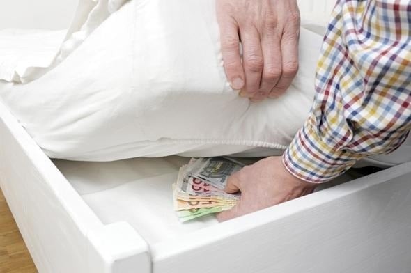 Tiền để dưới gối thường bị xô lệch, nhàu nát – biểu hiện cho việc tài lộc bị chèn ép, không được “thở”, từ đó khó sinh sôi nảy nở.
