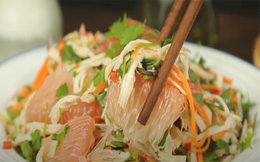 Món gỏi bưởi gà cực bắt mắt và hấp dẫn đã hoàn thành trong vài bước cực đơn giản.