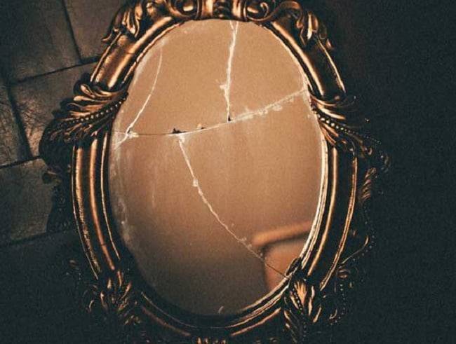 Gương vỡ hoặc gương cũ xước