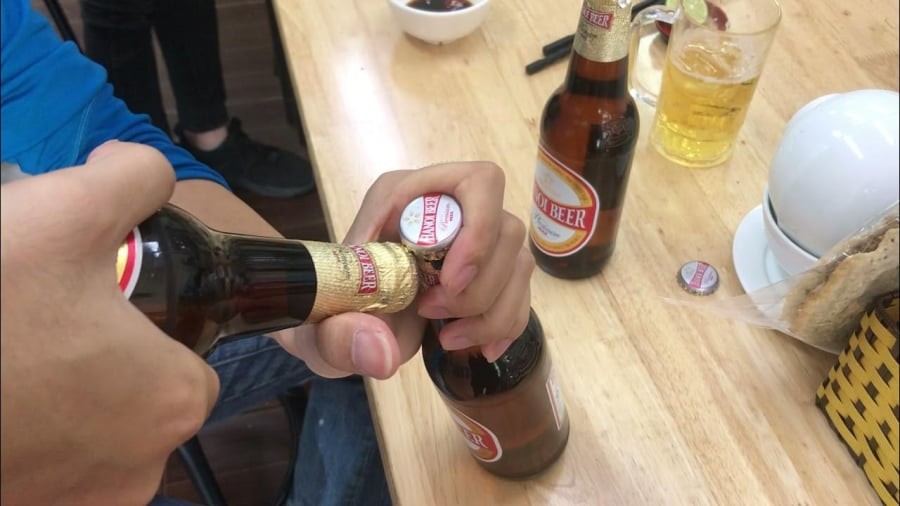 Cách này rất đơn giản, bạn đưa đầu thìa vào bên dưới các răng của nắp chai, bật từng cạnh một cho tới khi toàn bộ nắp chai có thể bật lên.
