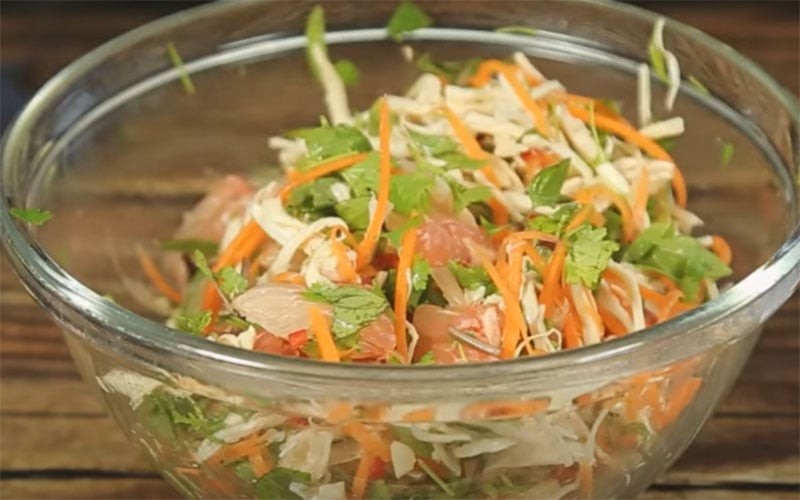 Trộn thịt gà với bưởi và các nguyên liệu khác