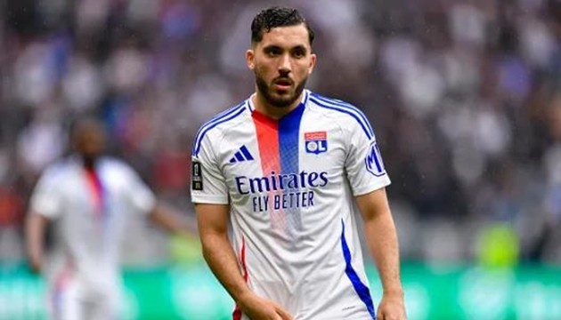 Rayan Cherki chưa thể đến Man City.