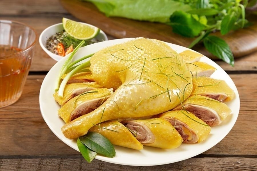 Ưu tiên gà ta hoặc gà vườn để thịt săn chắc, ngọt và không bị bở.
