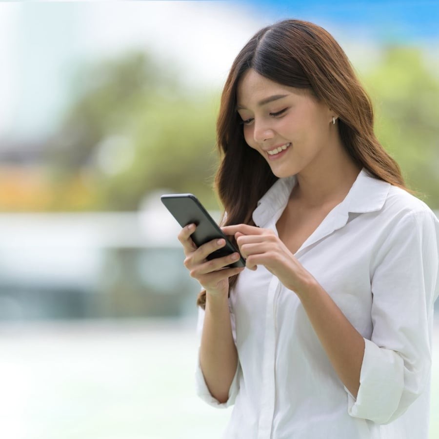 Dùng điện thoại đúng cách giúp bạn trẻ ra