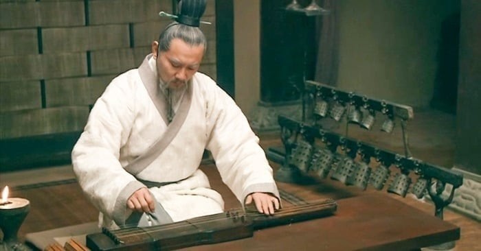 Trong bài thơ của Lưu Vũ Tích, ông từng viết: “Sơn bất tại cao, hữu tiên tắc danh. Thủy bất tại thâm, hữu long tắc linh.”